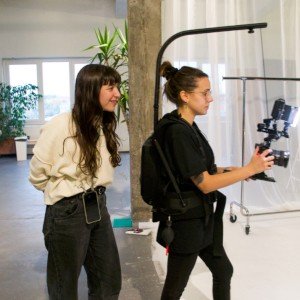 Behind-the-scenes: Paulita Pappel and camera woman